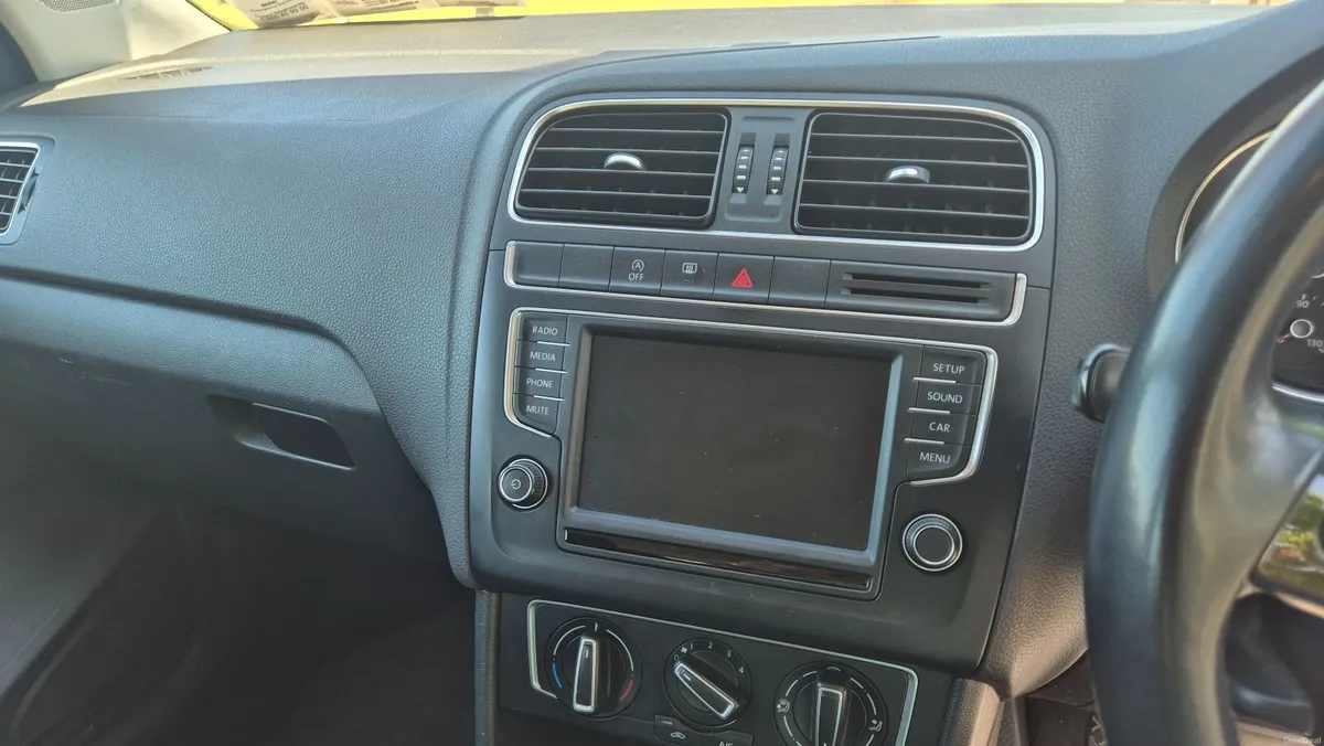 Volkswagen Polo 2015 - Image 2