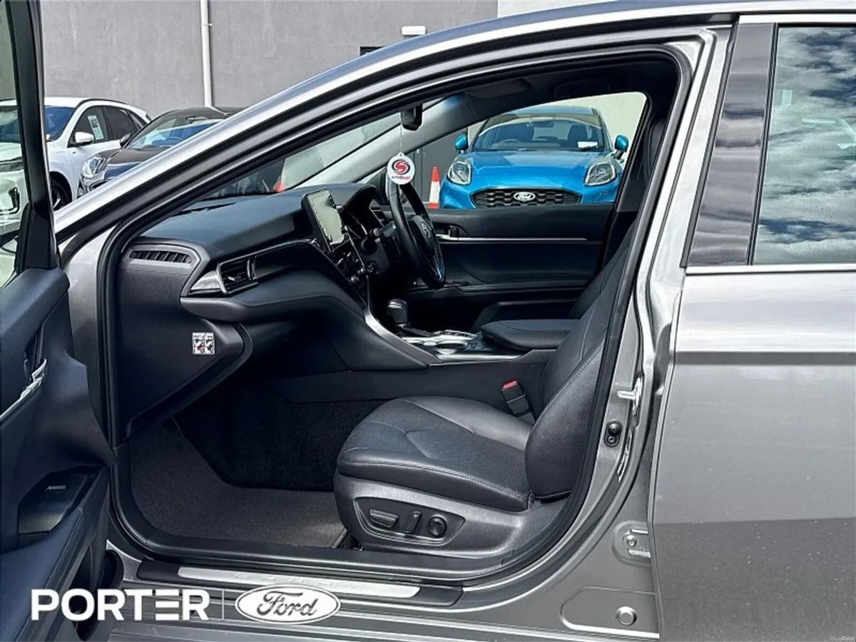 Toyota Camry 2.5 Camry Hybrid Platinum Edition - Image 4