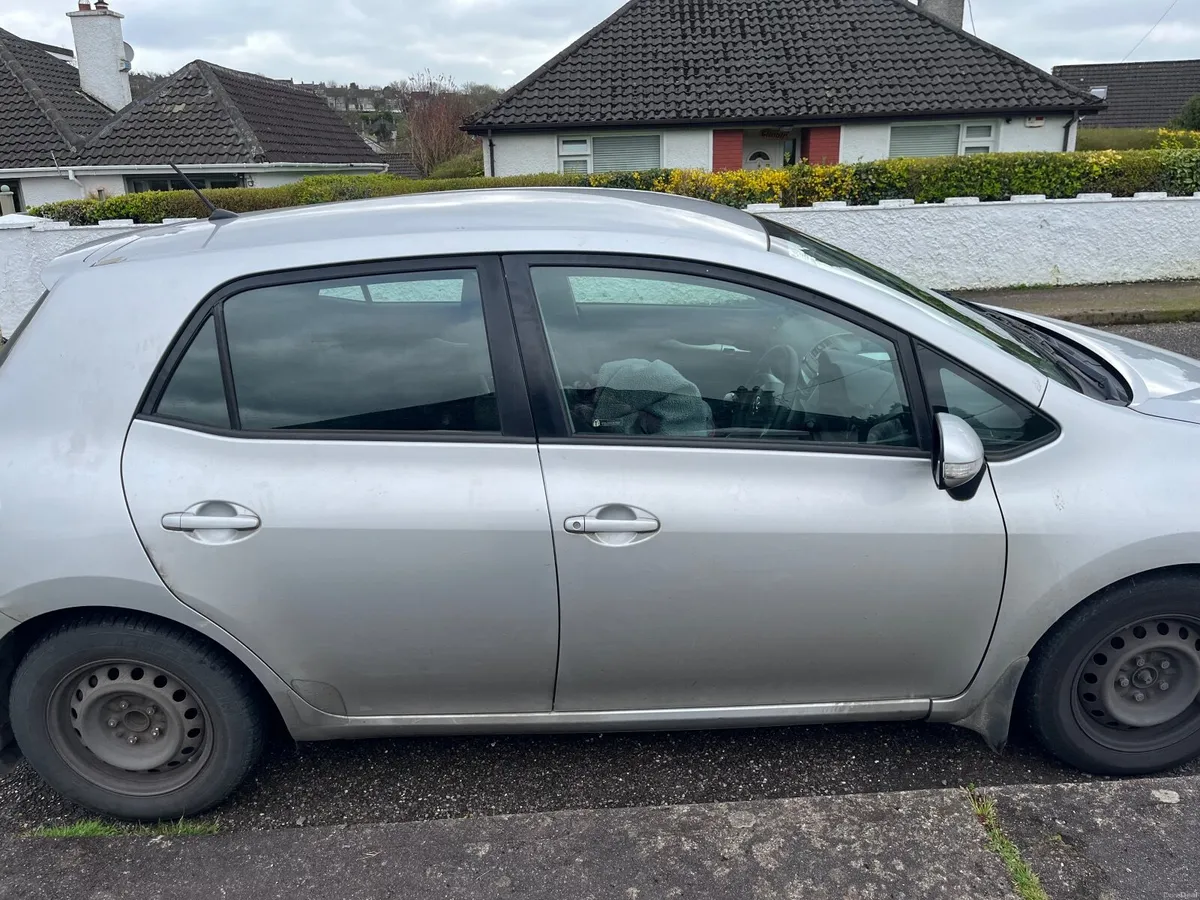 Toyota Auris 2012 - Image 2