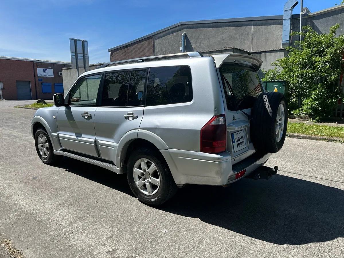 2006 Mitsubishi pajero auto Lwb - Image 3