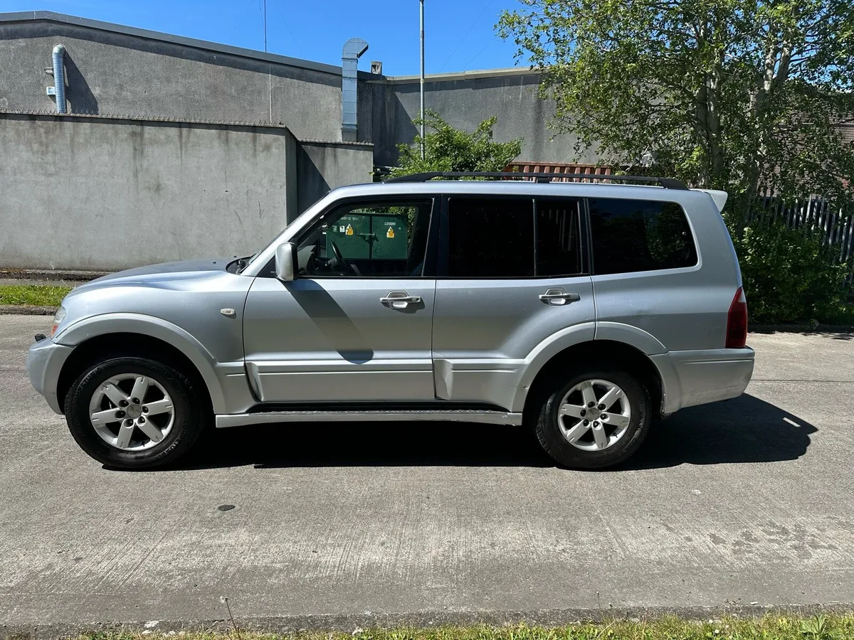 2006 Mitsubishi pajero auto Lwb - Image 4