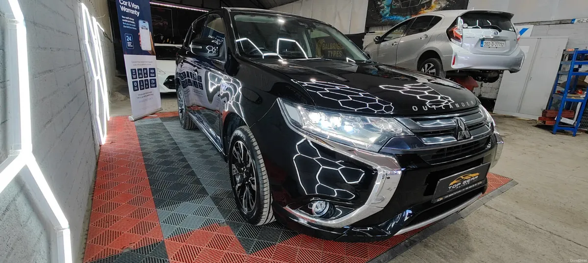 2018 Mitsubishi Outlander Plug in Hybrid - Image 4