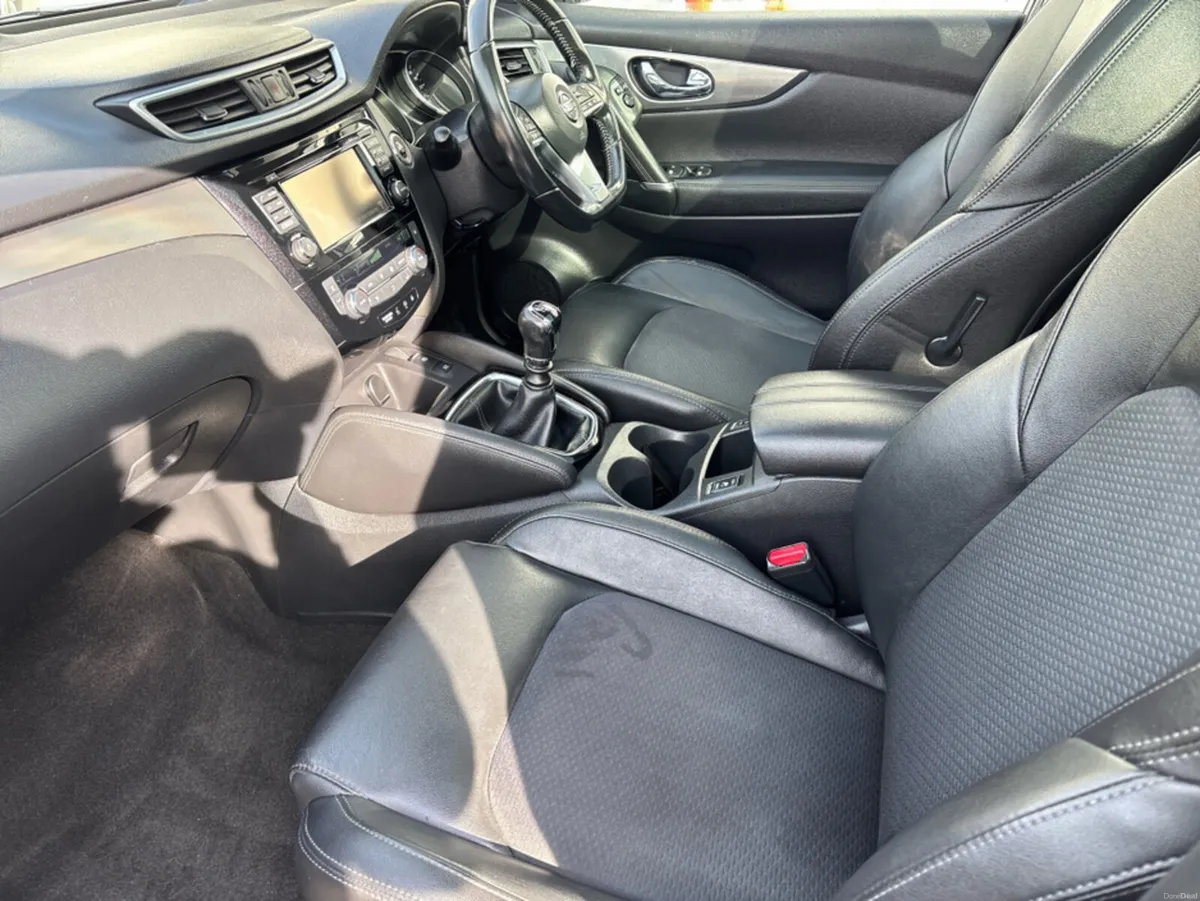 Nissan Qashqai 1.2 SV PREMIUM SS PART PET LEA - Image 3