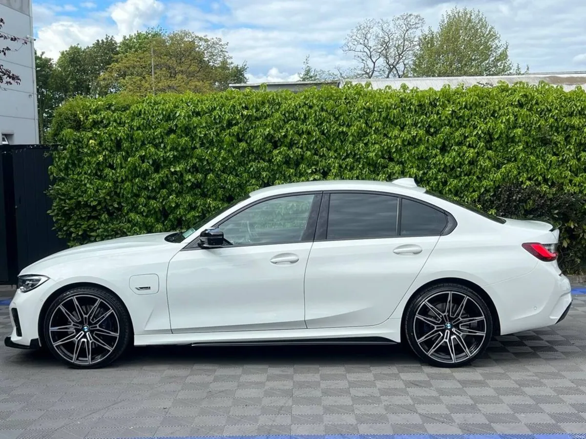 BMW 3-Series 330e M-SPORT COMPETITION 2.0 HYBRID / - Image 3