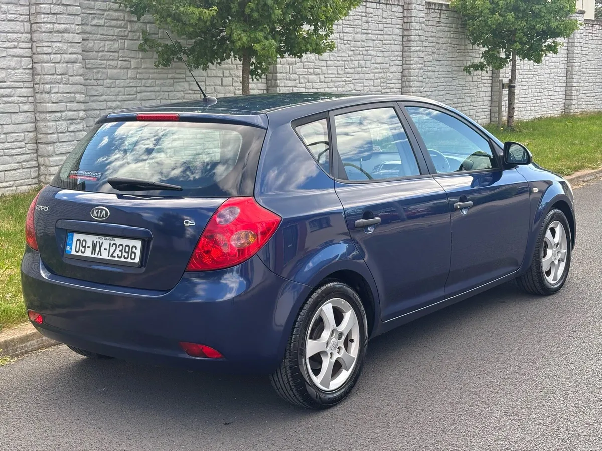 Kia Ceed GS 1.6 Diesel  Hatchback Manual - Image 4
