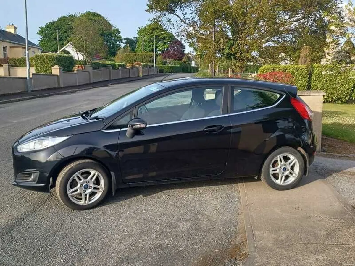 141 Ford Fiesta Zetec / Low Mileage / Well Maintained - Image 4