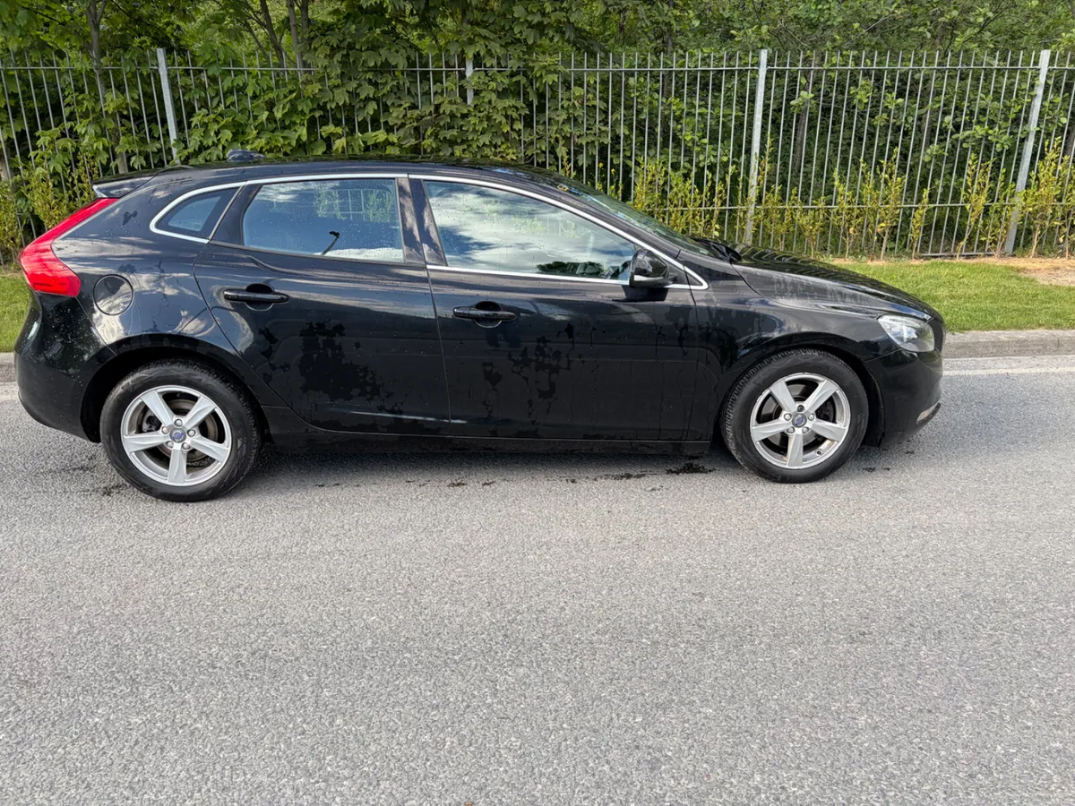 Volvo V40 2016 1 OWNER FROM NEW - Image 4