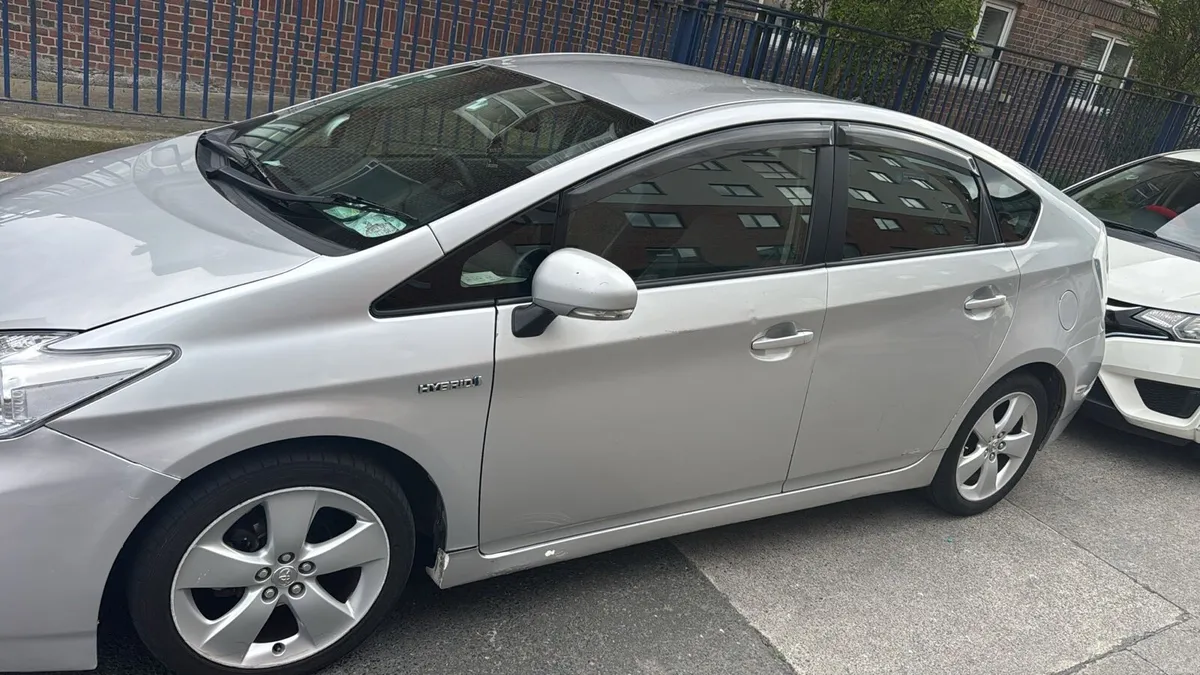 Toyota Prius 2011 - Image 2