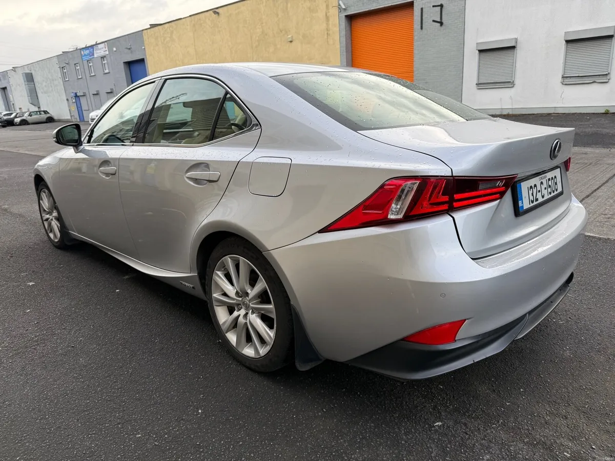 Lexus is300h - Image 4