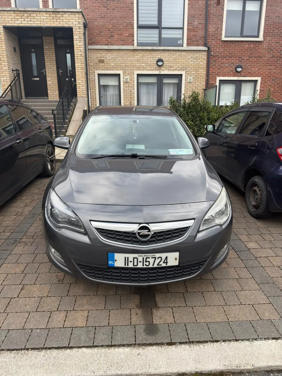 Opel Astra 2011 - Image 1