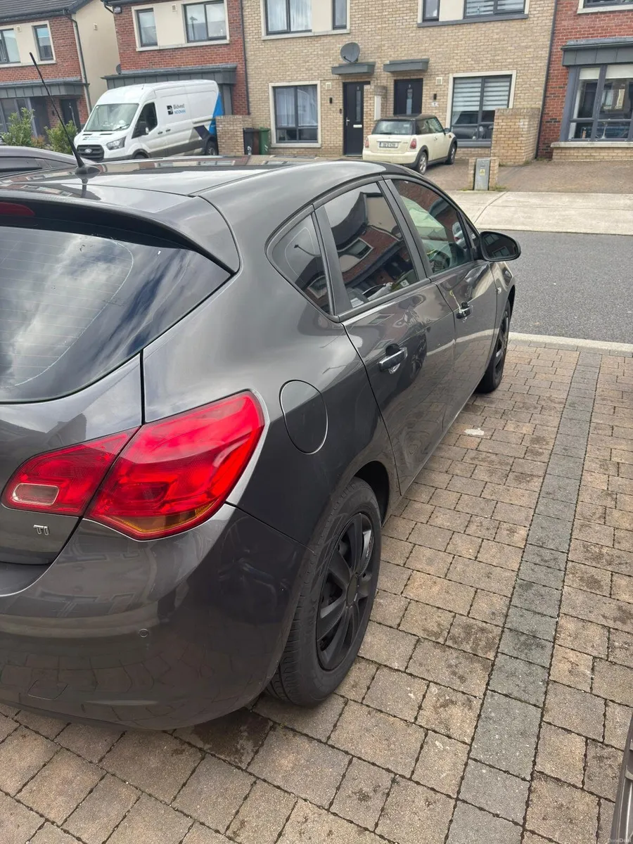 Opel Astra 2011 - Image 3