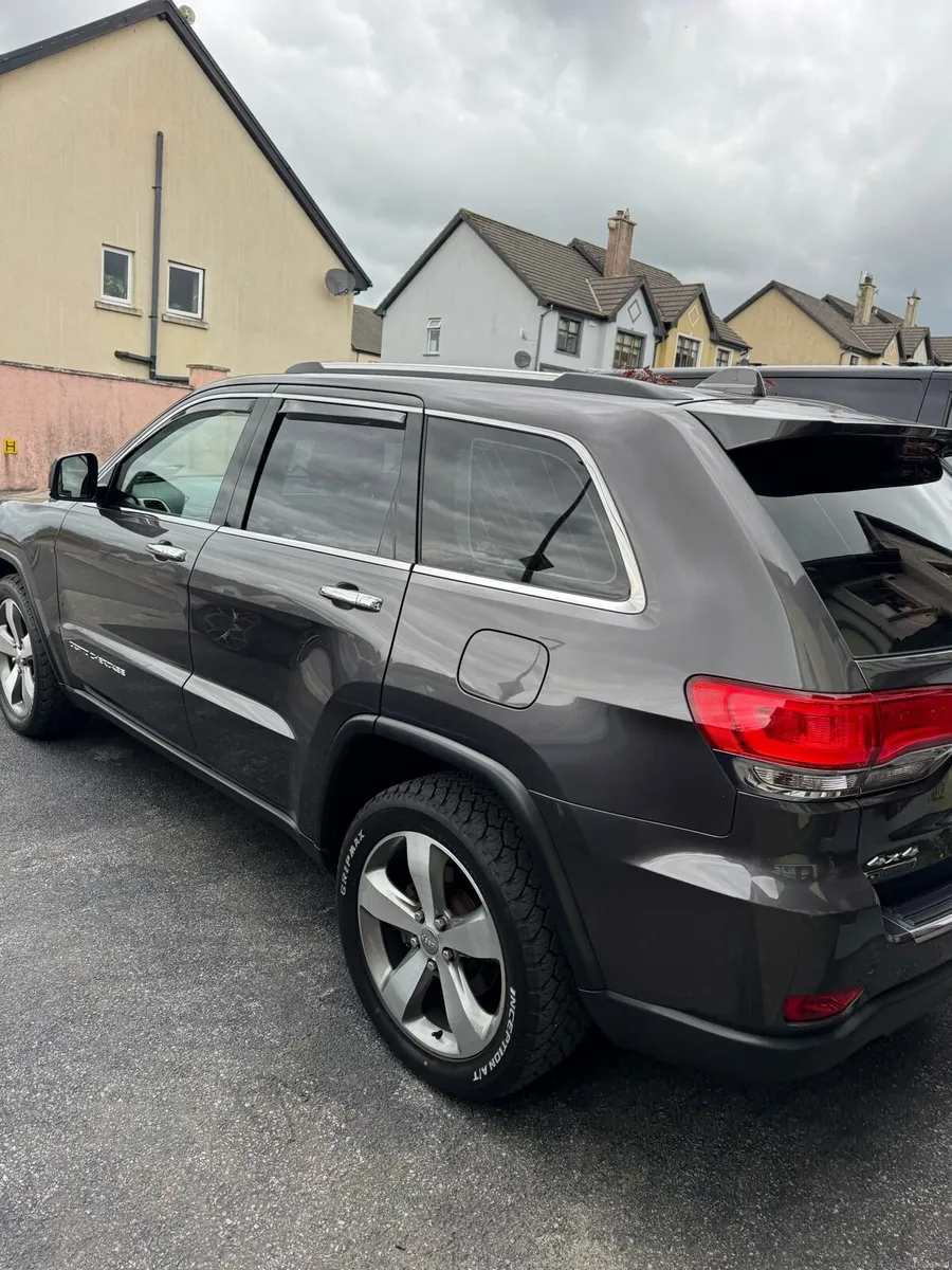 Crew Cab Jeep Grand Cherokee Limited+ 4X4 - Image 4