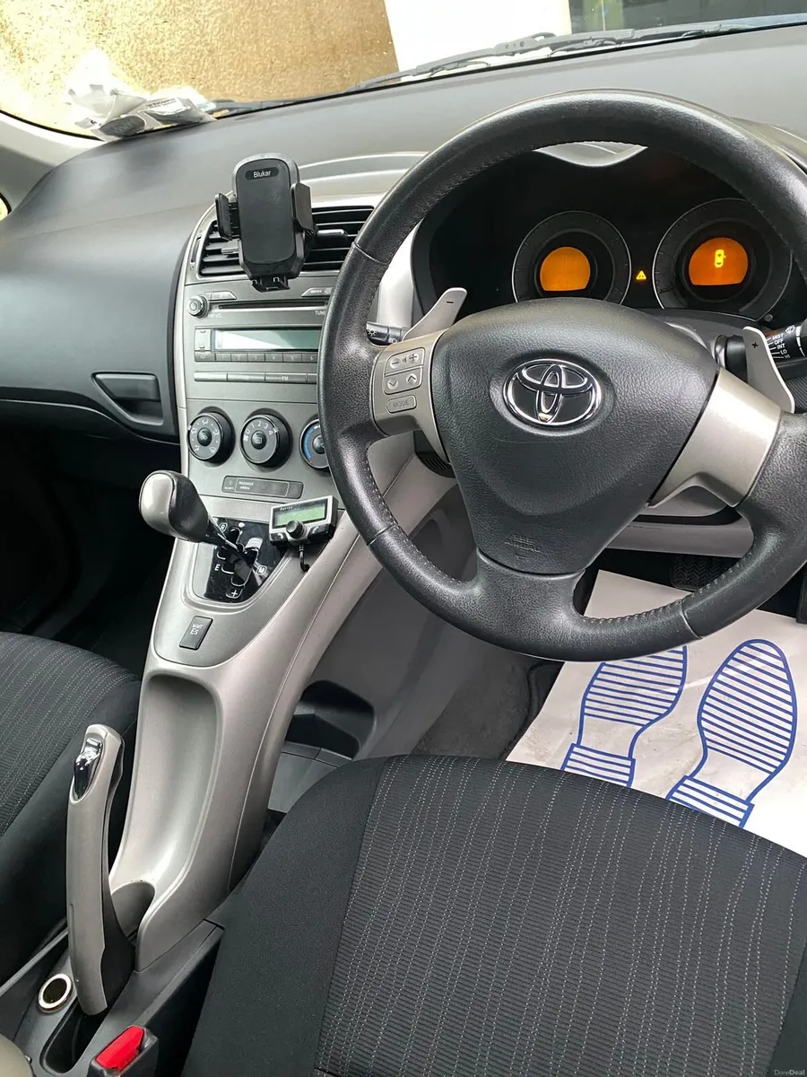 Toyota Auris 2008 - Image 2