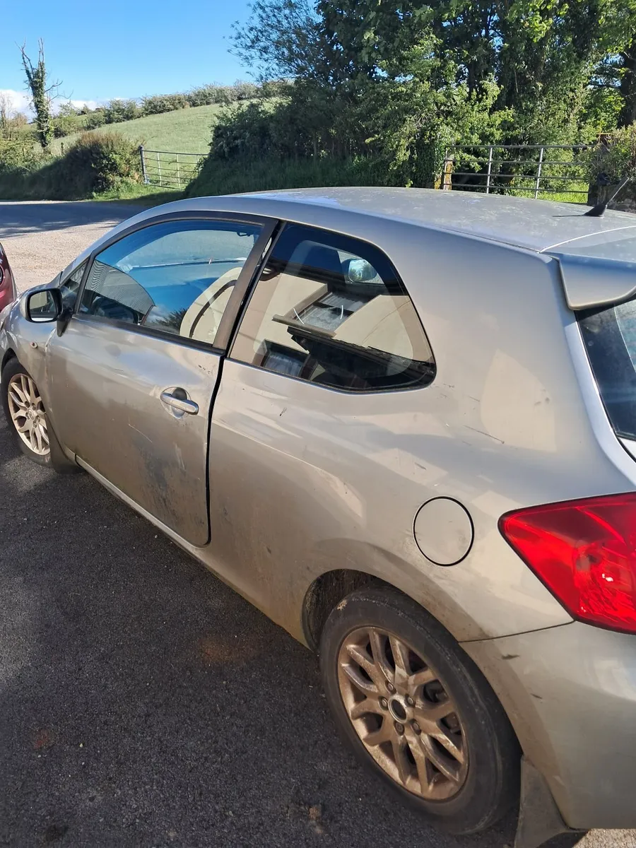 Toyota Auris 2009 - Image 2