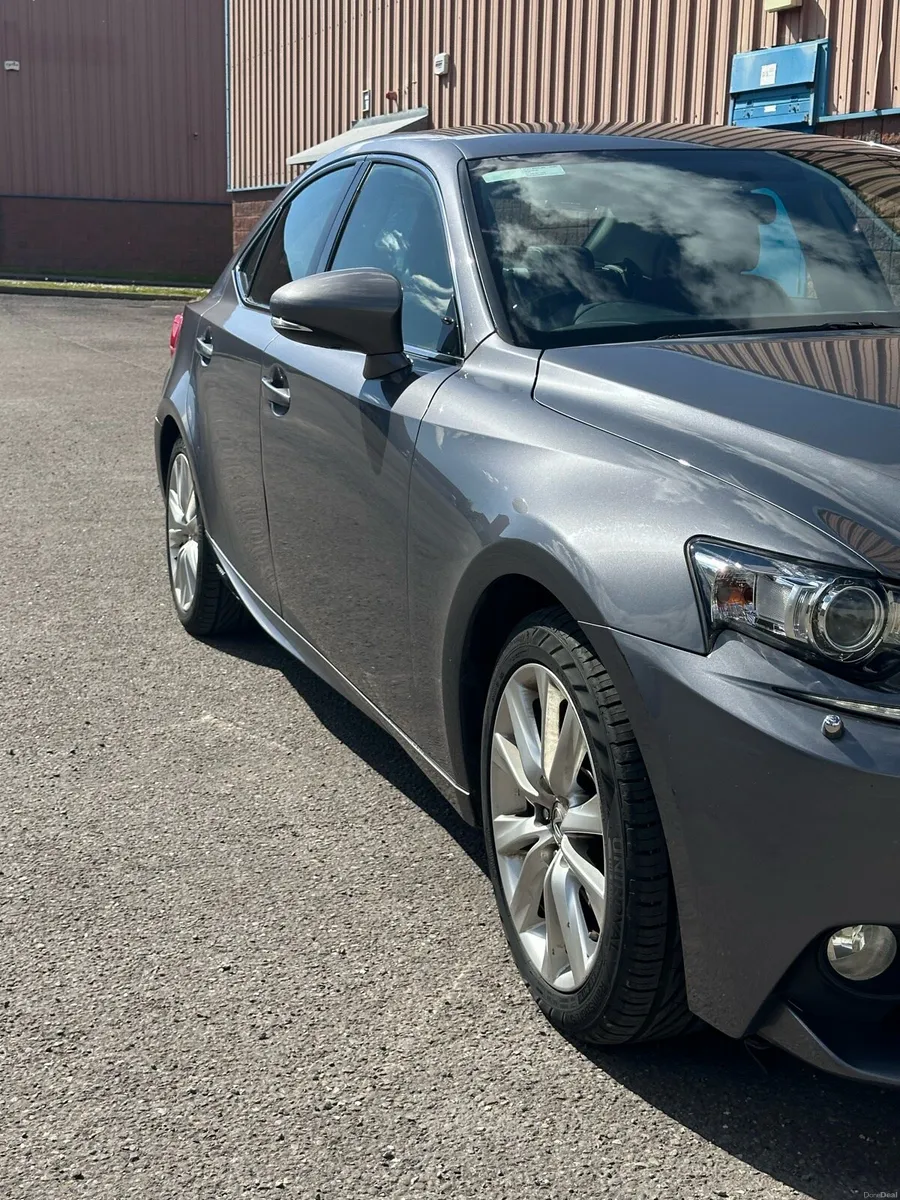 LEXUS IS 300H - Image 3