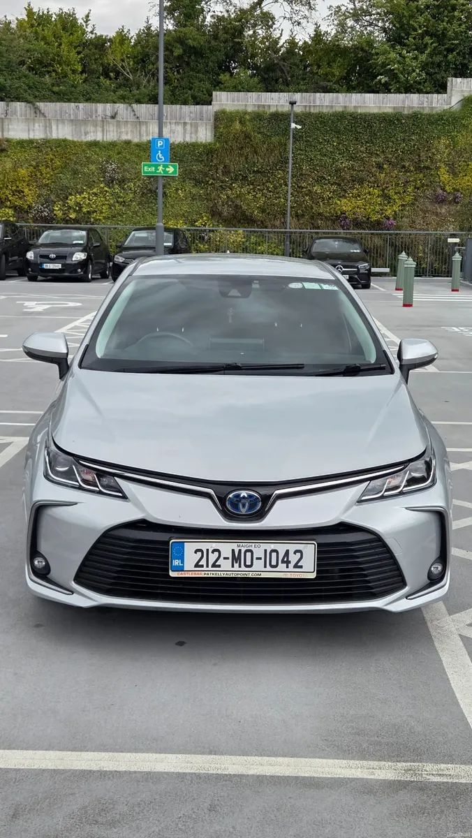 Toyota Corolla Luna Hybrid —just  18.000km - Image 1