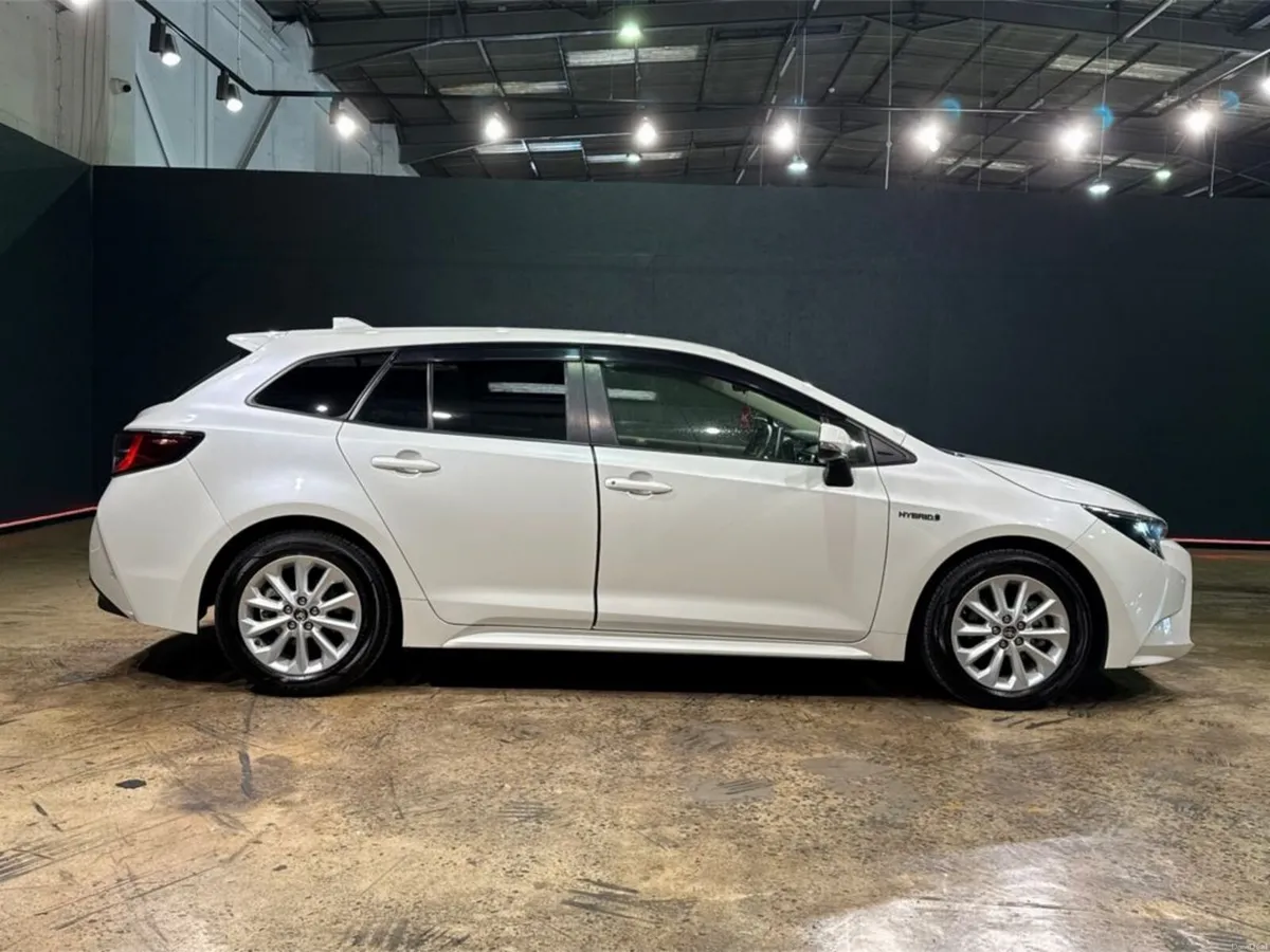 Toyota Corolla TOURING ESTATE - HYBRID 1.8 AUTOMAT - Image 3