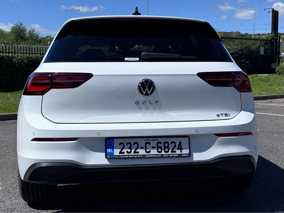 2023 Golf  (like new) - Image 6