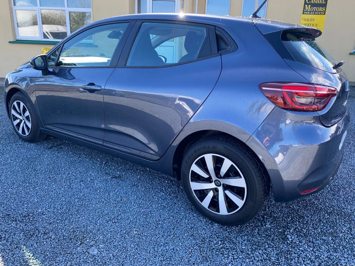 222 Clio Evolution in stunning Titanium Grey Met - Image 3