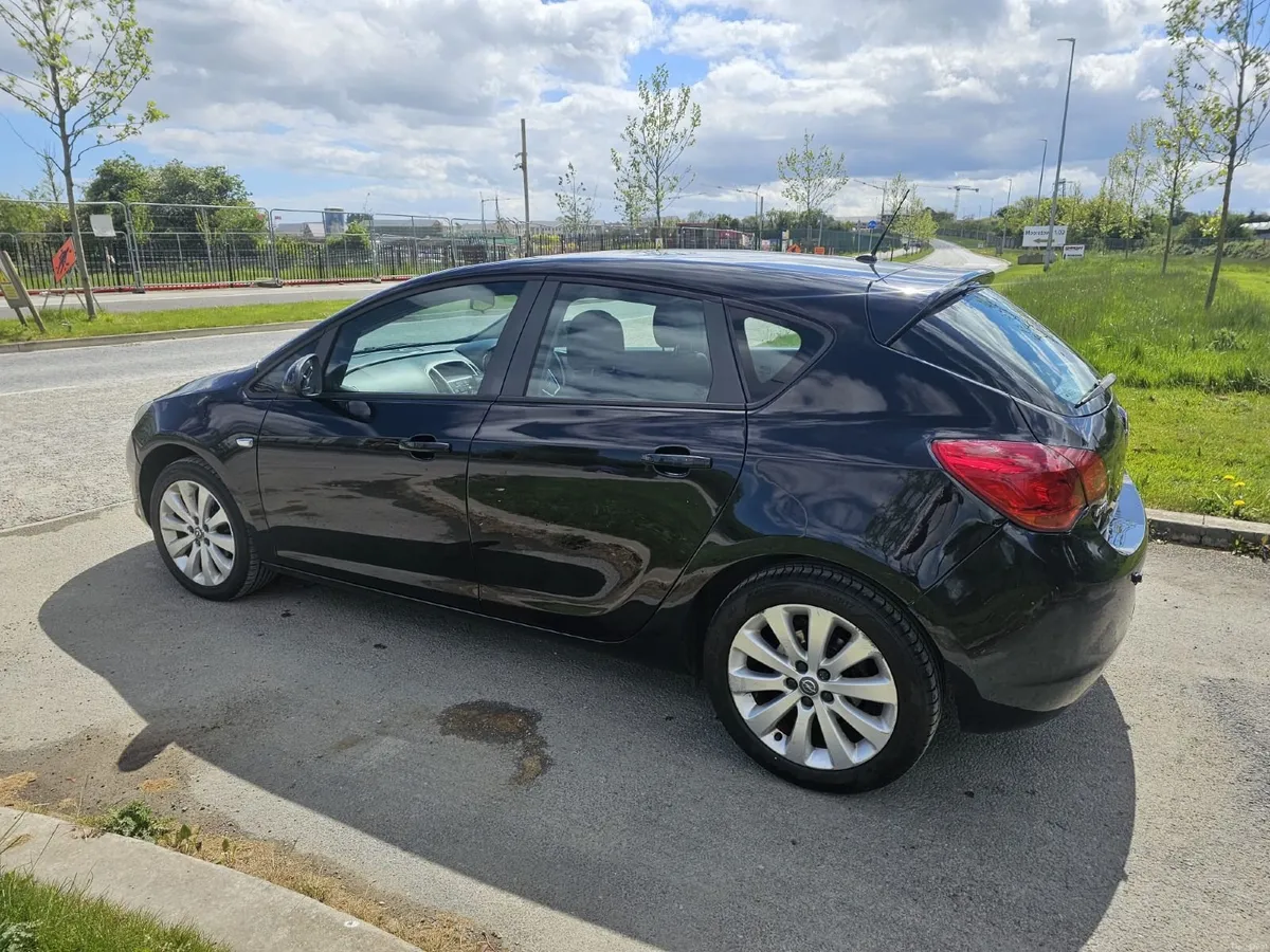 Opel Astra 2010 - Image 2