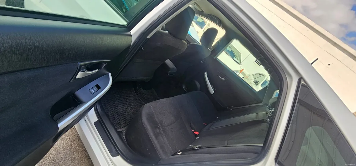 Toyota prius Hybrid - Image 6