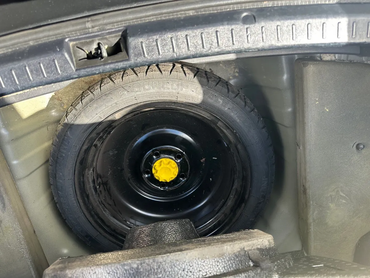 Toyota Avensis 2013 - Image 2