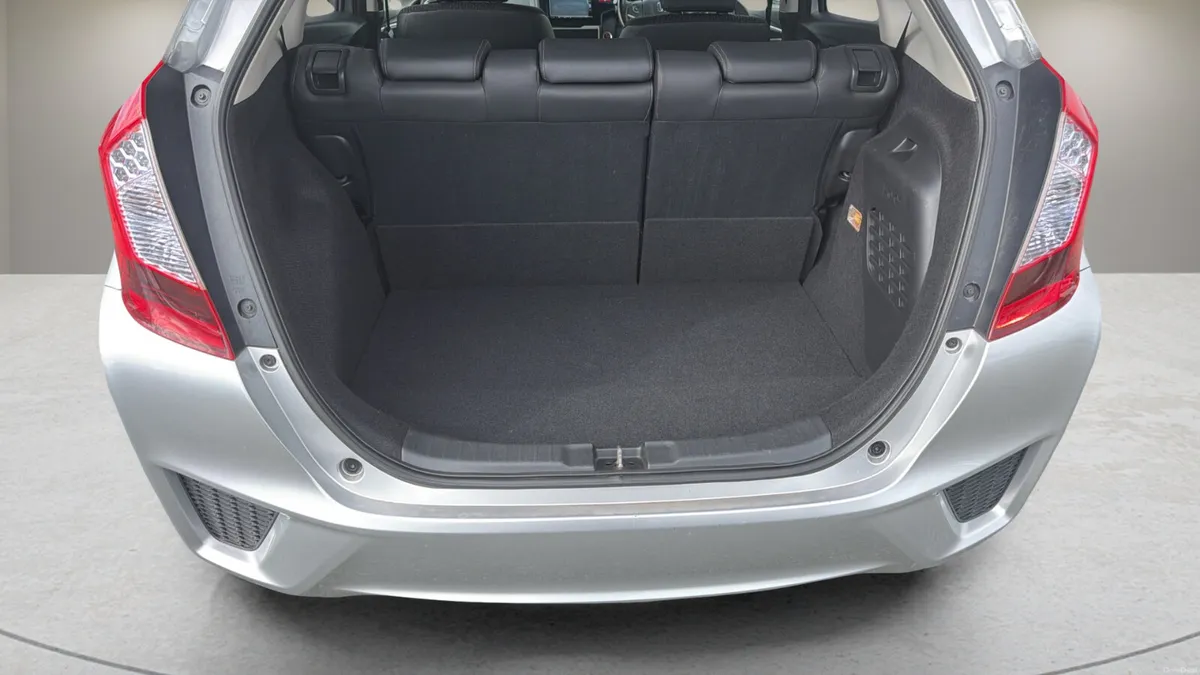 2016 Honda Fit 1.5L PETROL HYBRID AUTO LOW KMS - Image 5