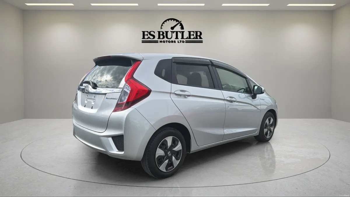 2016 Honda Fit 1.5L PETROL HYBRID AUTO LOW KMS - Image 6