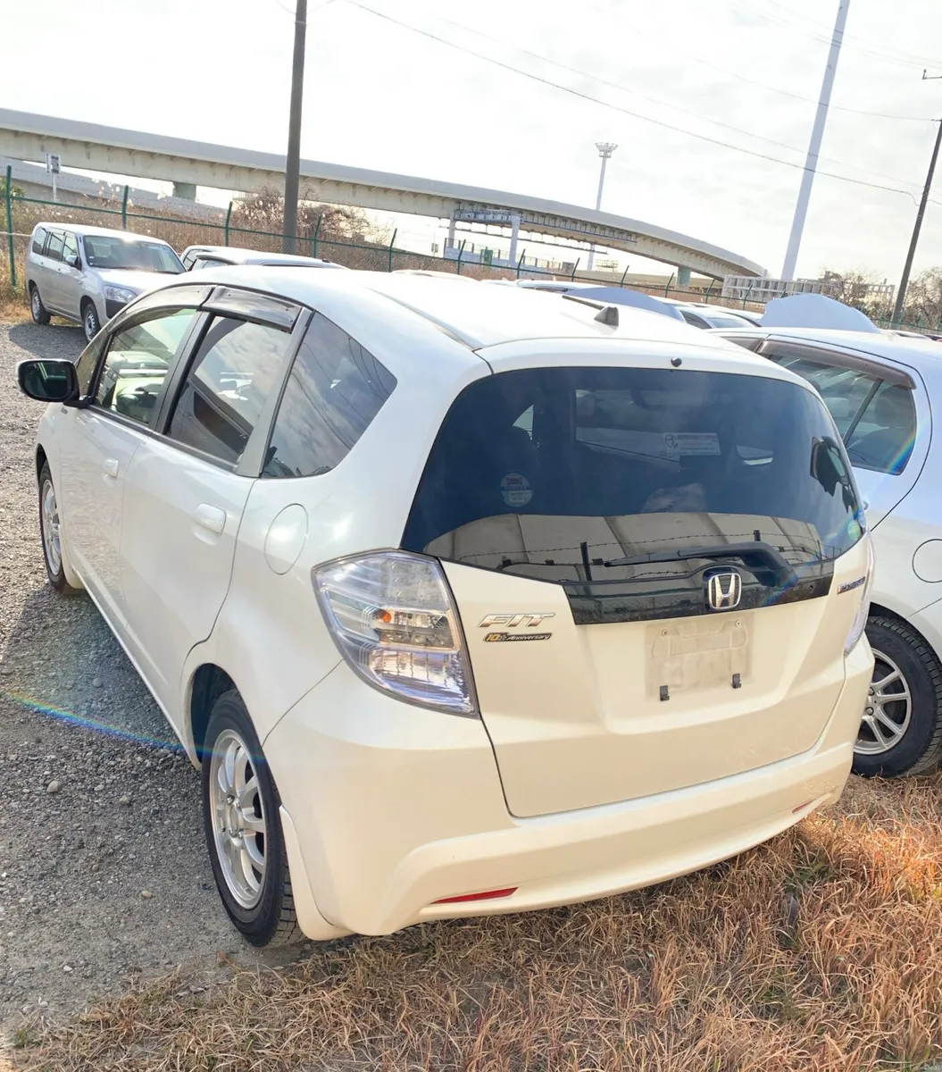 2012 Honda FIT 1.3 Hybrid LOW KILOMETRES - Image 2