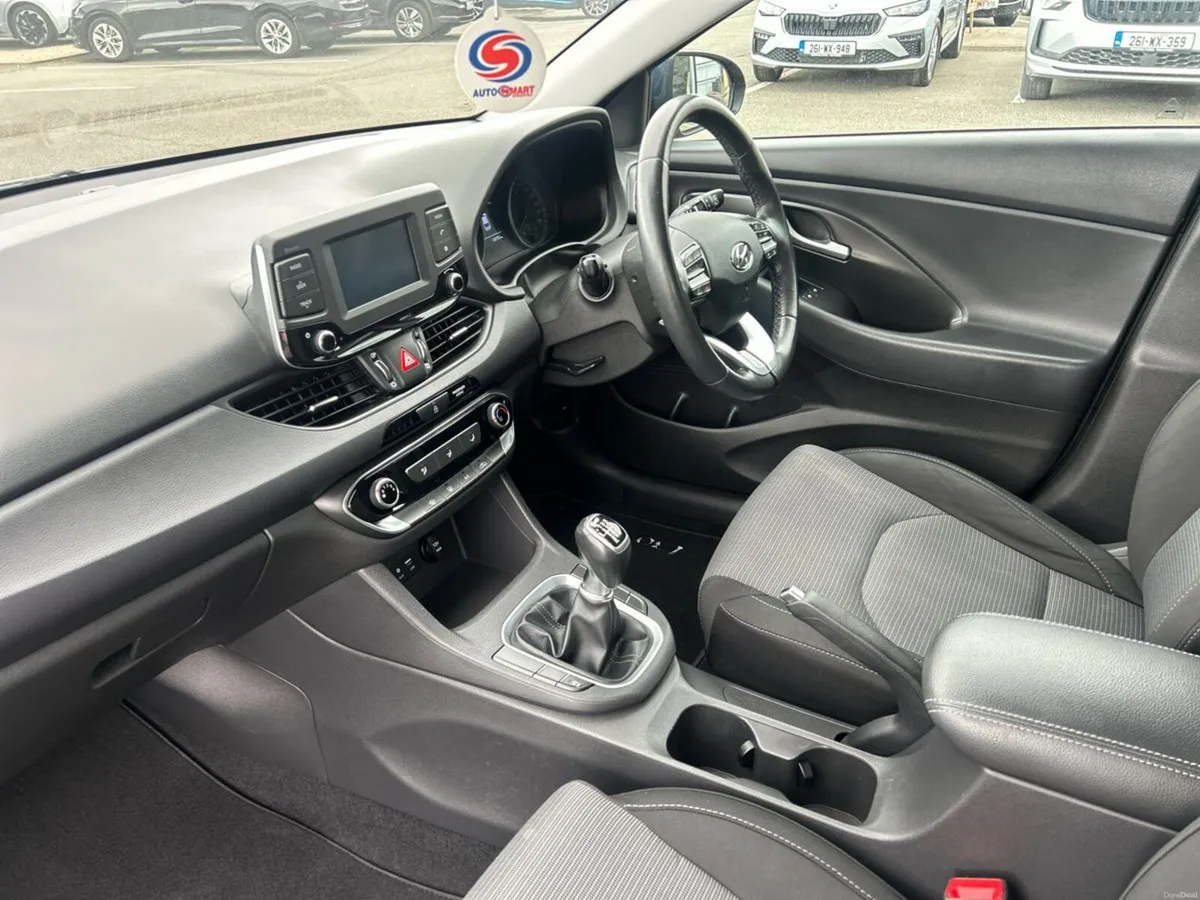 Hyundai i30 Petrol Deluxe 1.4 - Image 3