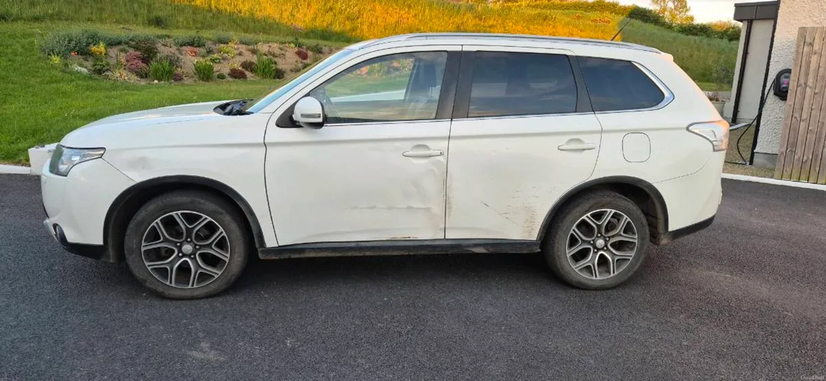 Mitsubishi Outlander 2015 (7 Seater) - Image 3