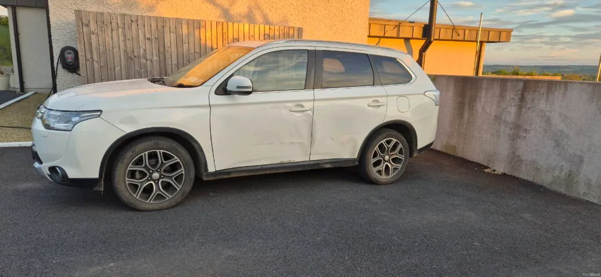 Mitsubishi Outlander 2015 (7 Seater) - Image 6