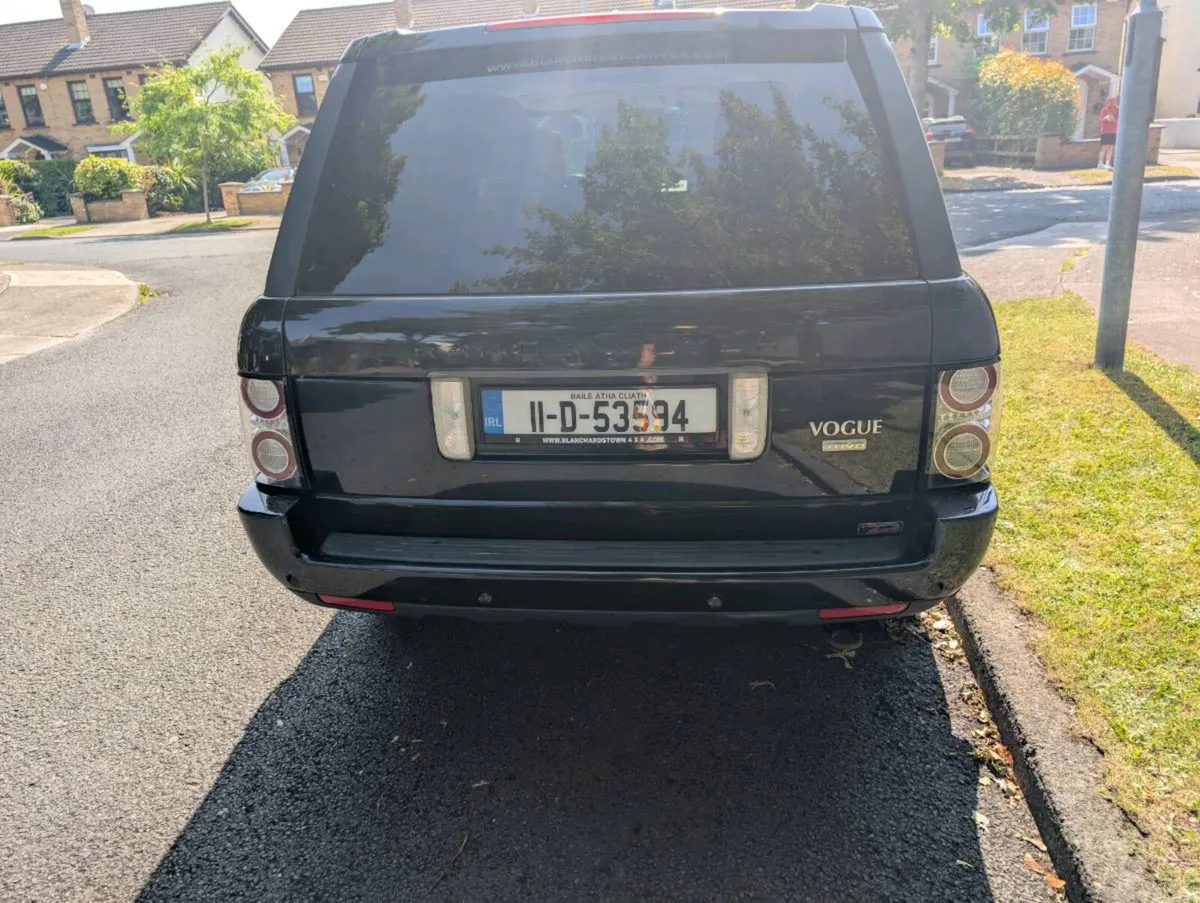 Range Rover Vogue CrewCab - Image 2