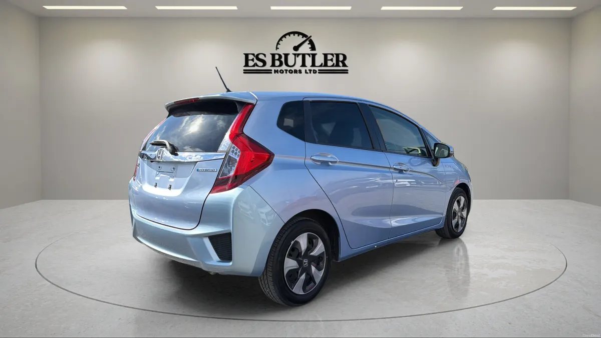 2017 Honda Fit 1.5L PETROL HYBRID AUTO LOW KMS - Image 6