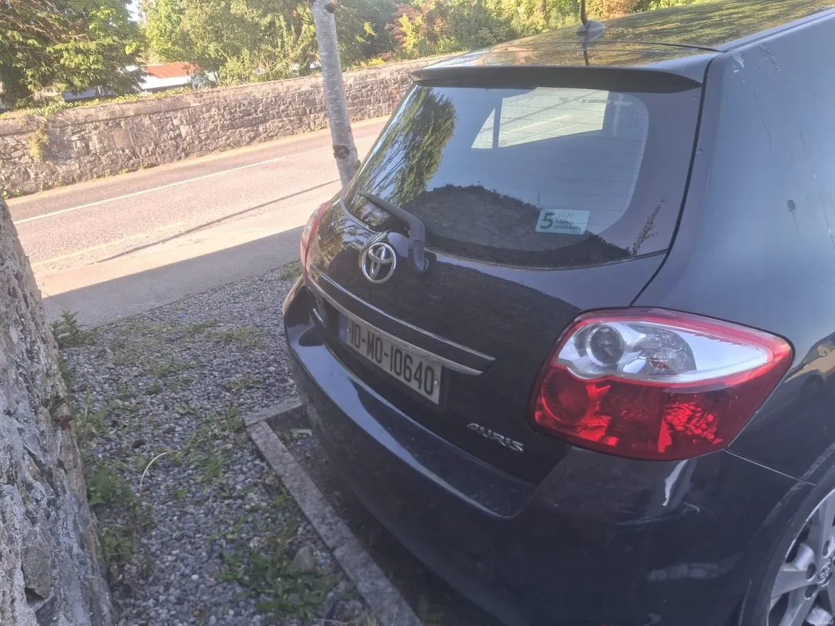 Toyota Auris 2010 - Image 2