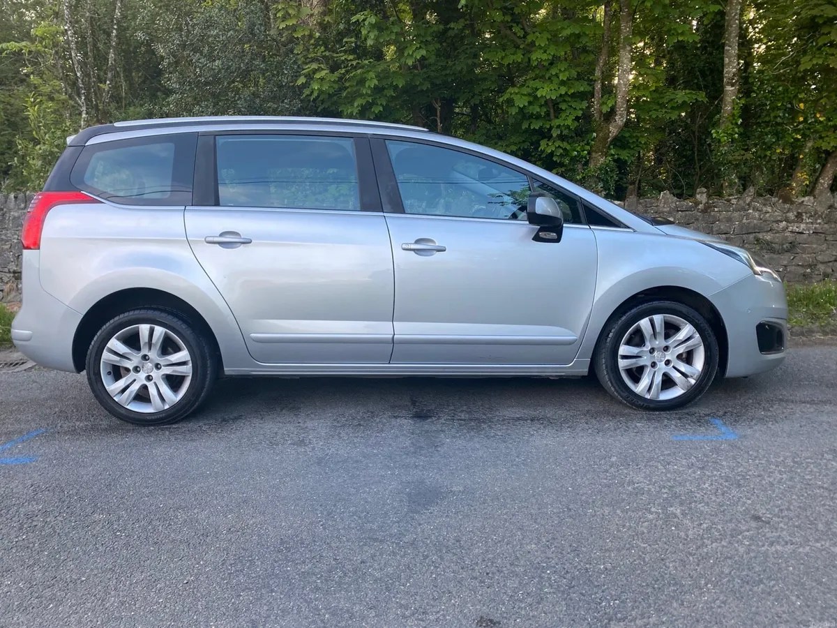 PEUGEOT 5008 LUXURY SMALL KMS BEAUTIFUL EXAMPLE - Image 4
