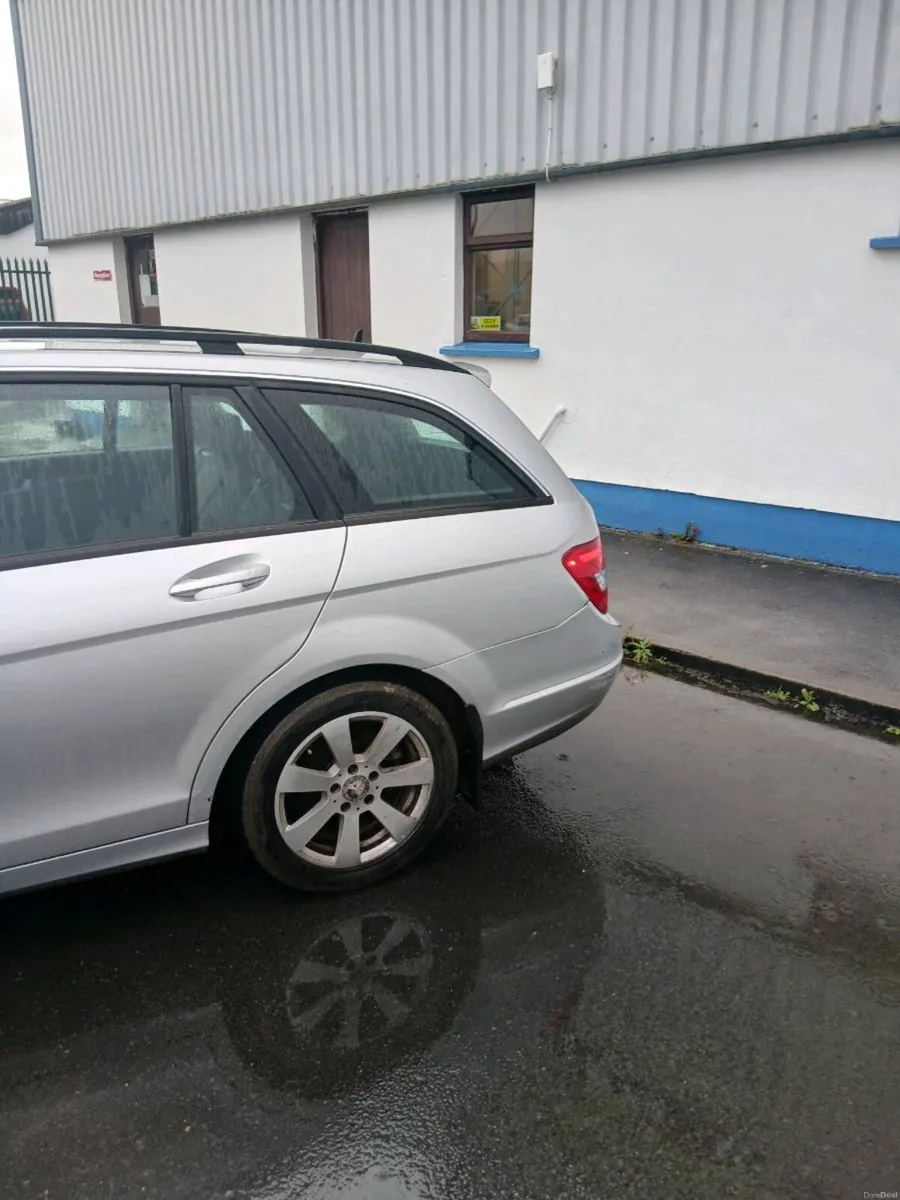 Mercedes c class  estate manual - Image 5