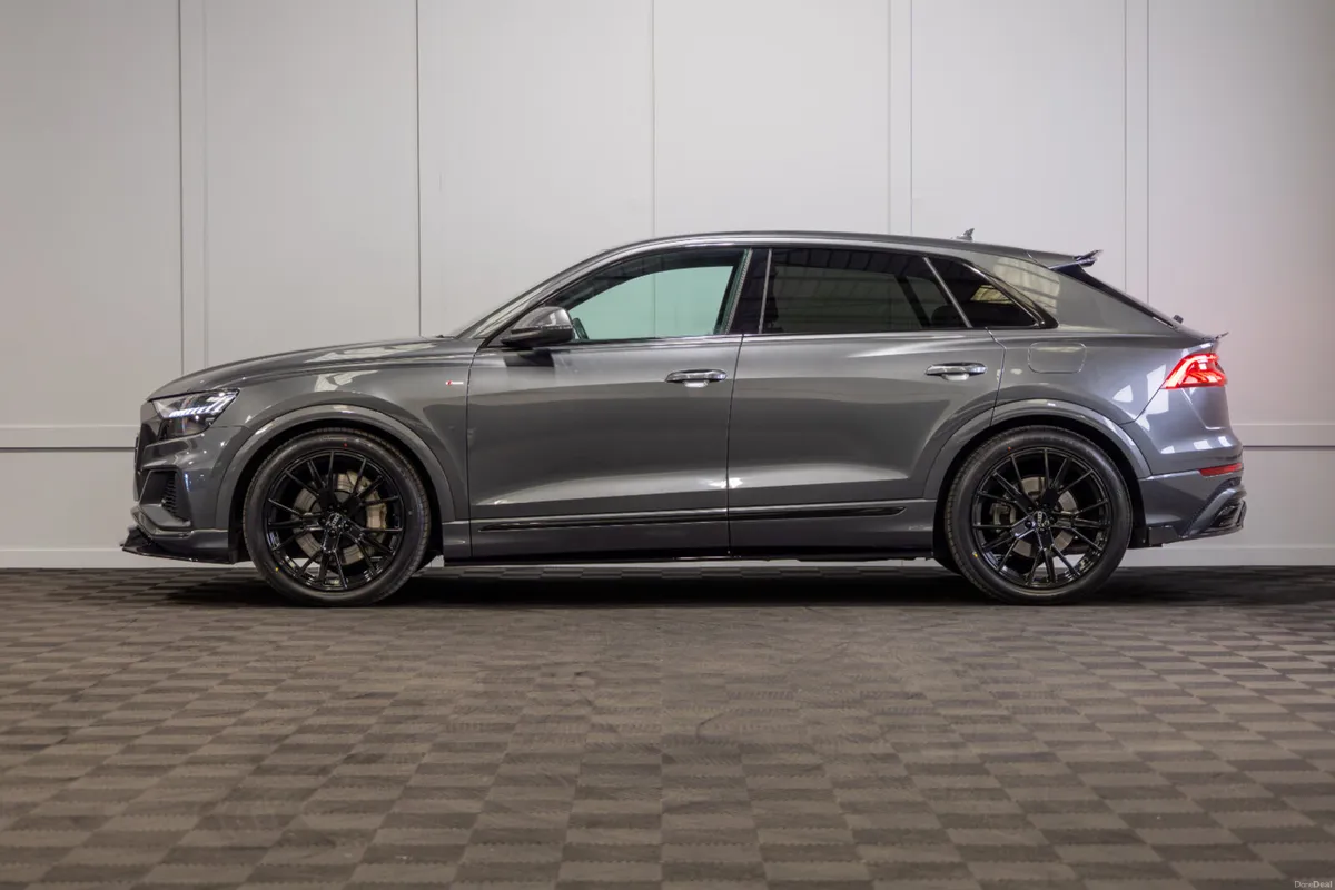 212 Audi Q8 55 TFSIe S-Line - Image 3