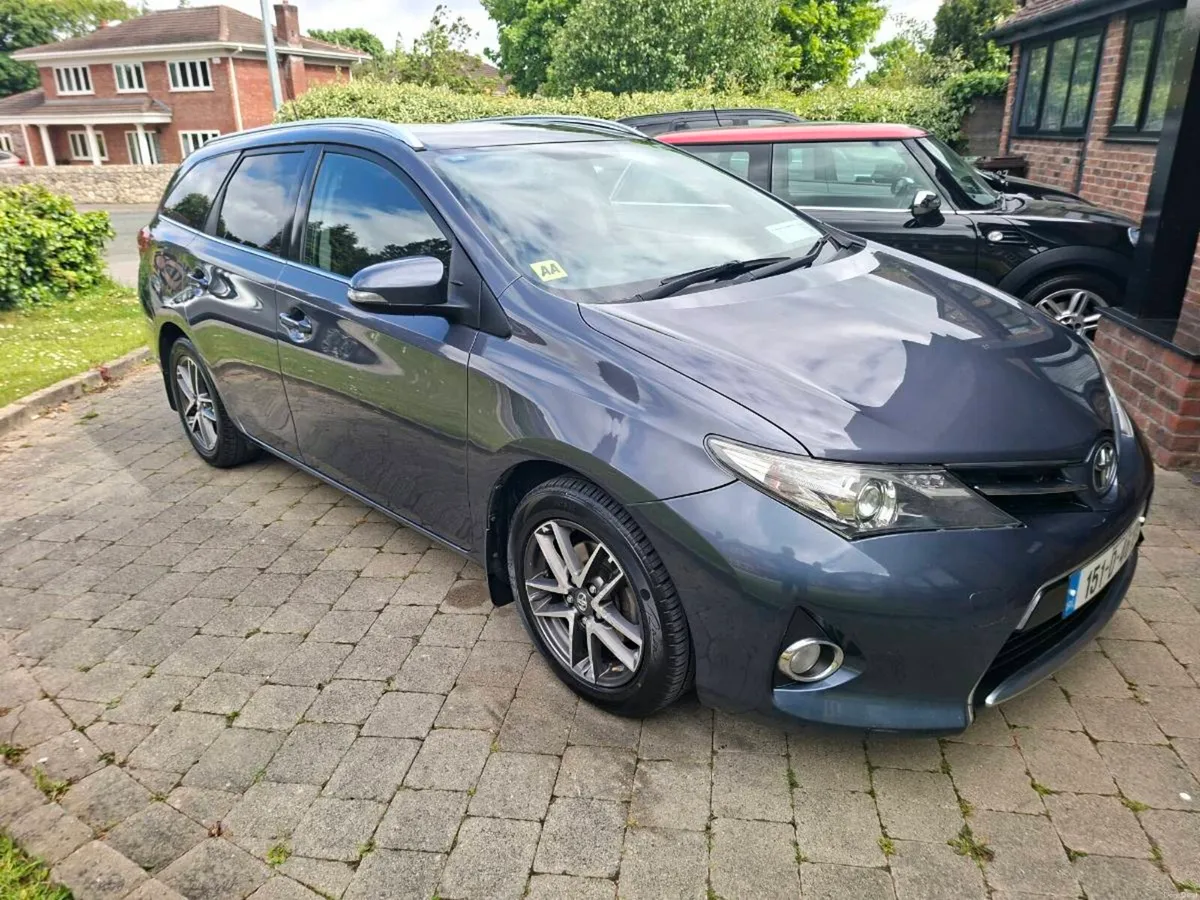 TOYOTA AURIS 1.3 PETROL ESTATE 2015 VERY CLEAN CAR - Image 1