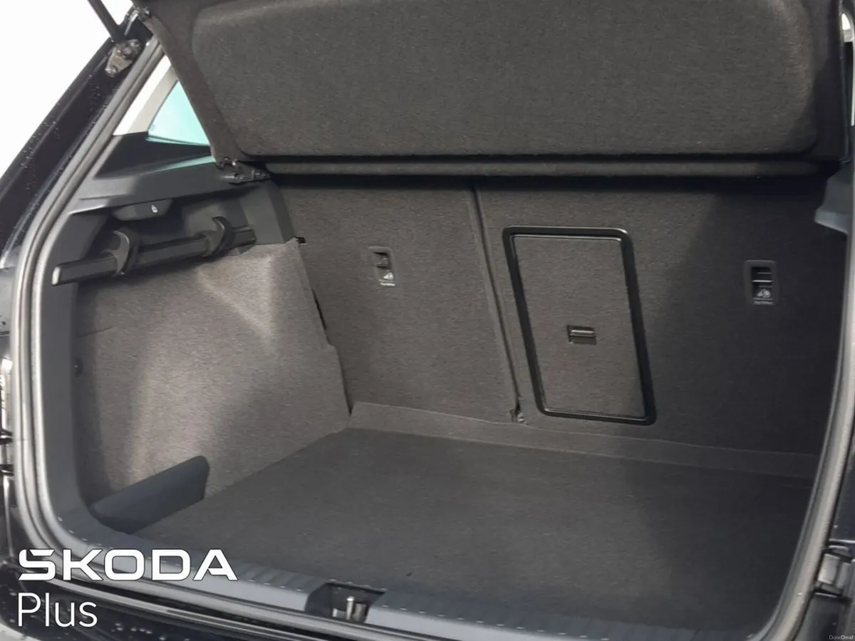 Skoda Karoq **TINY MILEAGE**WINTER PACK**PARKING P - Image 5