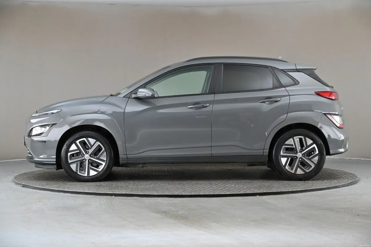 Hyundai KONA EV Premium  Electric SUV  Sat Nav  Re - Image 5