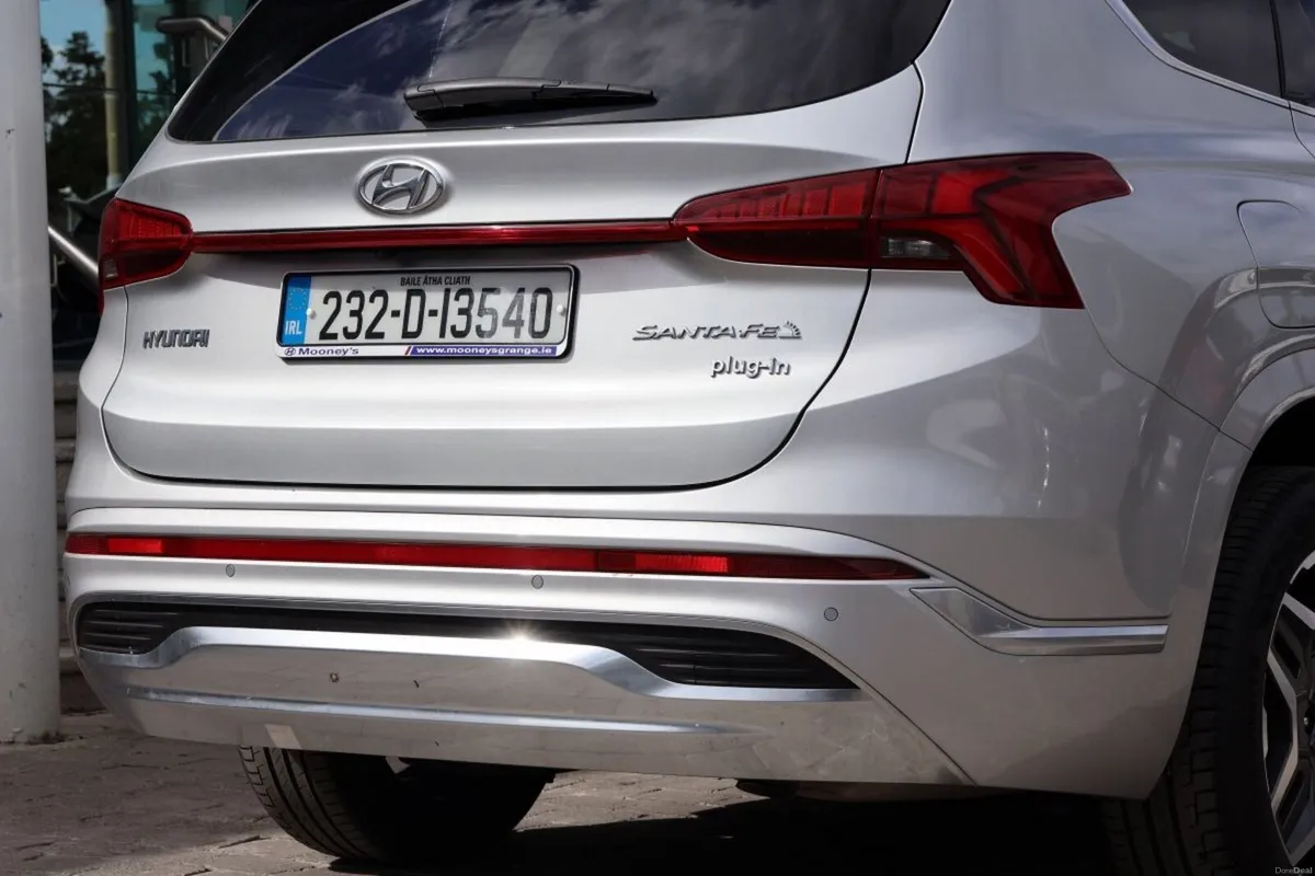 Hyundai Santa Fe 1.6 PHEV 4WD Executive Plus Auto - Image 4