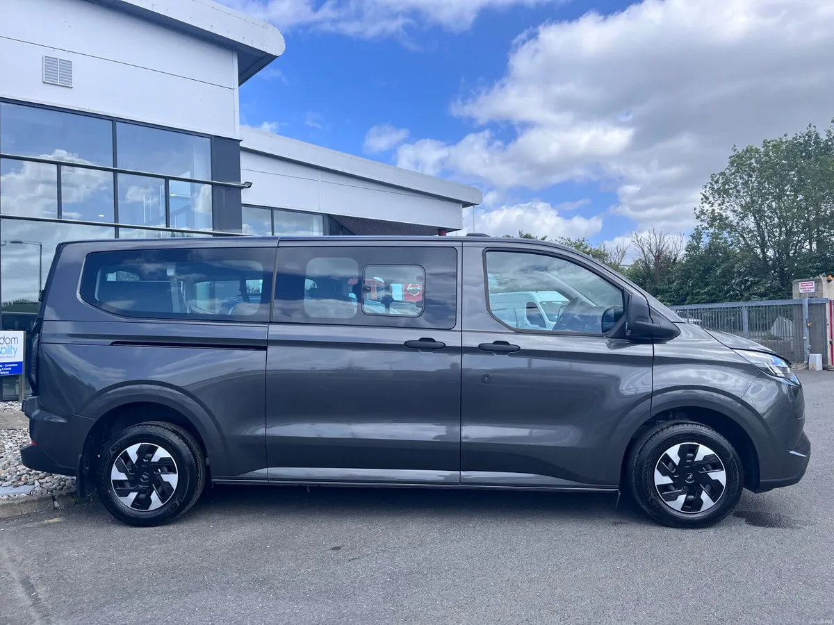 Ford Tourneo Custom 9 Seats PHEV Taxi Spec - Image 4