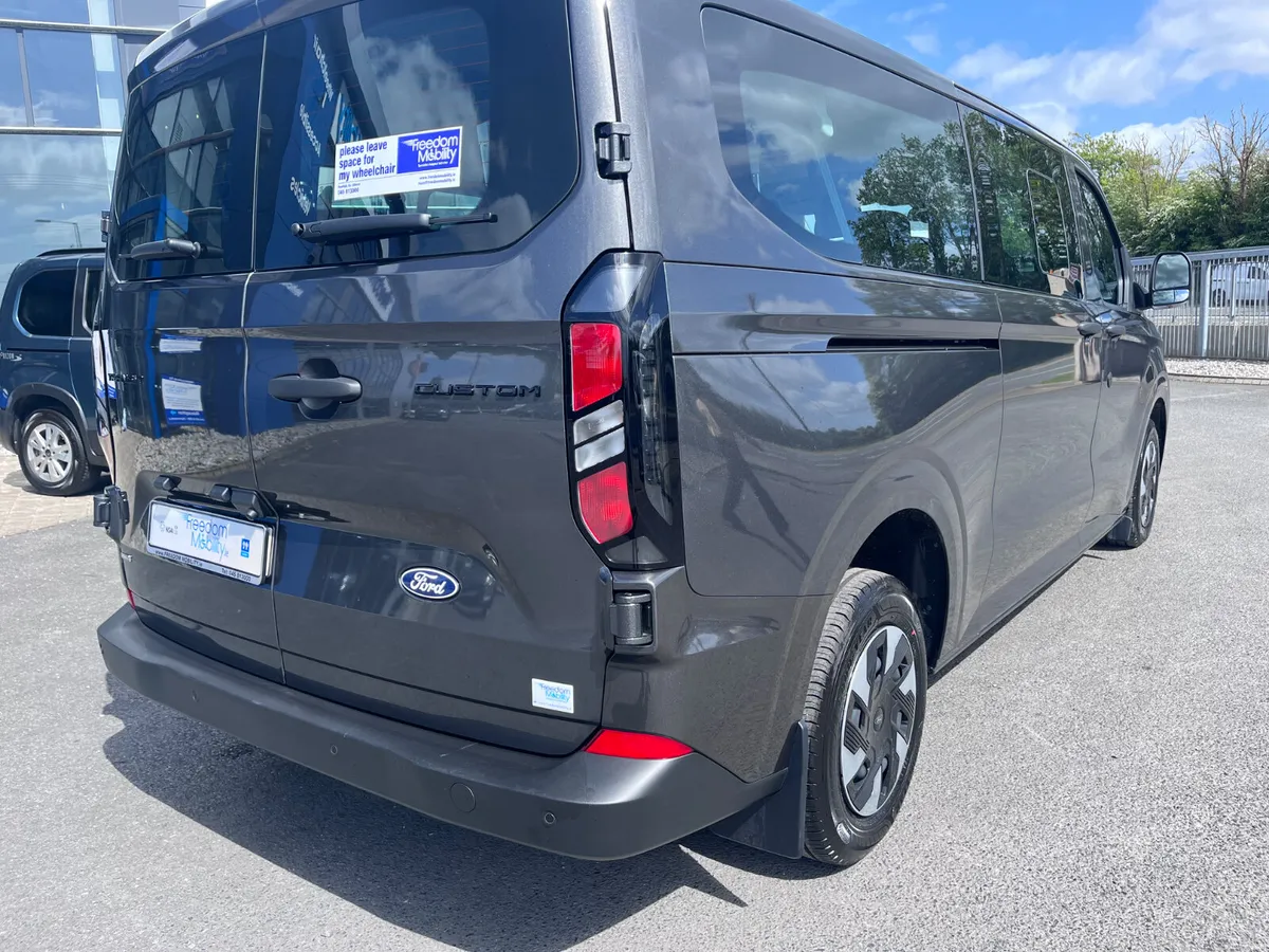 Ford Tourneo Custom 9 Seats PHEV Taxi Spec - Image 5
