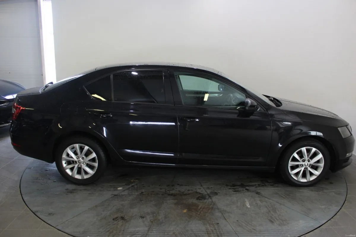Skoda Octavia AMBITION 1.6TDI 115HP DSG (ENGINE LI - Image 2