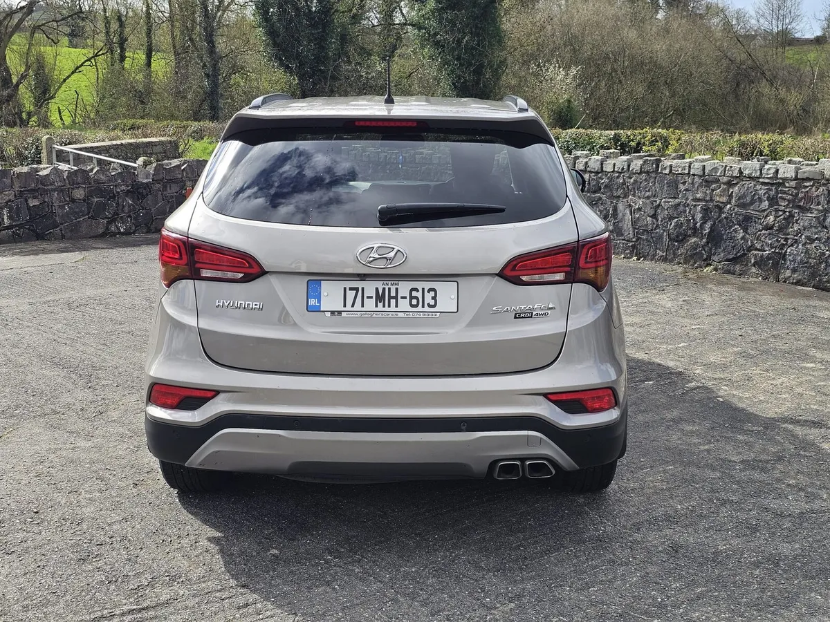 2017 Hyundai Santa Fe executive - Image 2