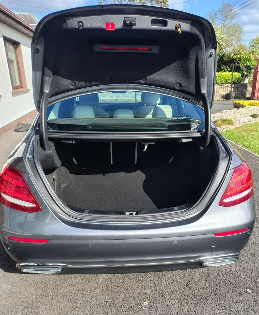 162 Mercedes-Benz E220d Avantgarde 9 speed Auto - Image 4