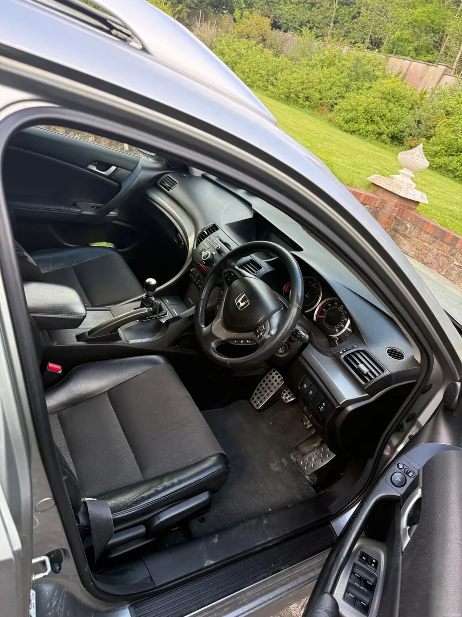 Honda Accord 2010 Estate - Image 1