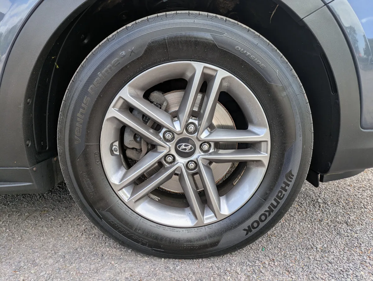 Hyundai Santa Fe Executive/4X4/ 7-SEATER - Image 3