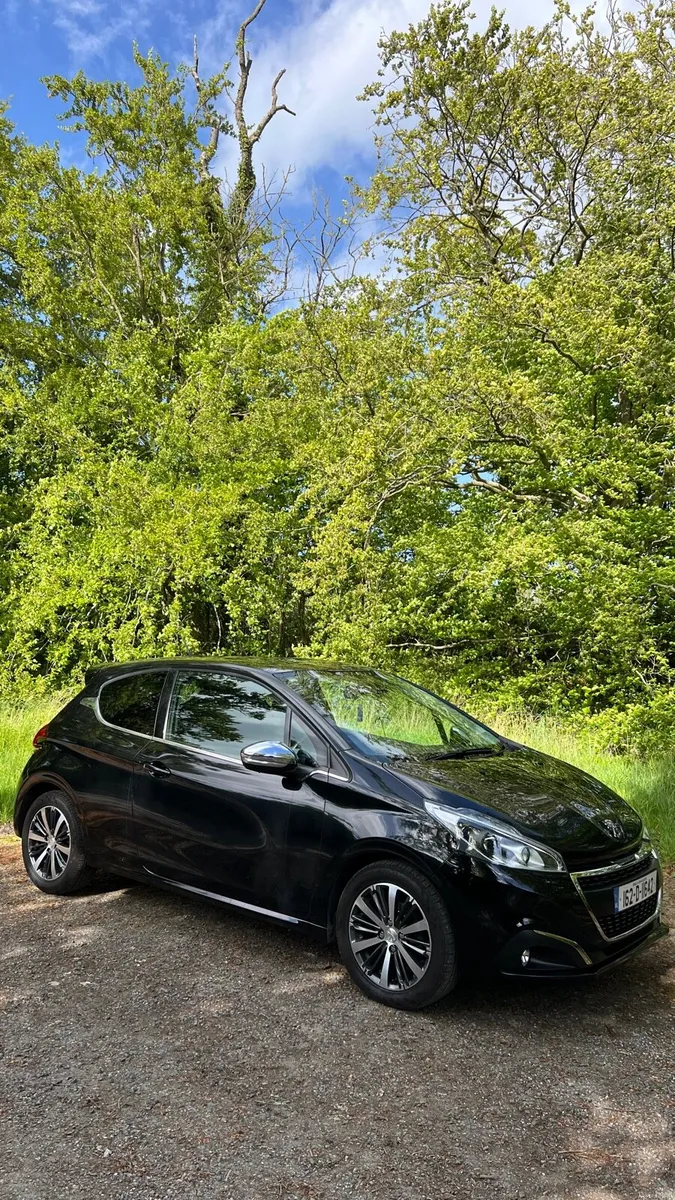2016 Peugeot 208 - only 34,000 KM - Like New - Image 2